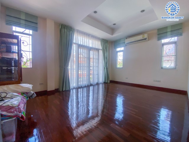 *****บ้านเดี่ยวมือสองย่านกรุงเทพฯ ม.ธนาสิริ รัตนาธิเบศร์ เนื้อที่กว้างขวางมากถึง 54.4 ตร.ว. ฟังก์ชัน 3 ห้องนอน 3 ห้องน้ำ ที่จอดรถ 2 คัน ภายในสภาพสวย พร้อมเข้าอยู่อาศัย บนทำเลเดินทางสะดวก ใกล้รถไฟฟ้าสายสีม่วง "สถานีบางรักใหญ่" และจุดขึ้น-ลงทางด่วน "กาญจณาภิเษก"